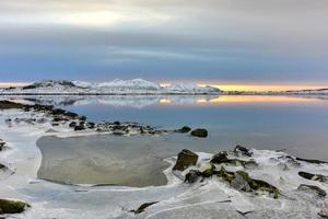 reflejo de vagspollen al amanecer en las islas lofoten, noruega en el invierno. foto