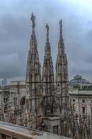 catedral de milán, duomo di milano, una de las iglesias más grandes del mundo, en la plaza piazza duomo en el centro de la ciudad de milán en italia. foto