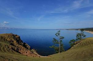 vista del lago baikal desde la isla de olkhon foto