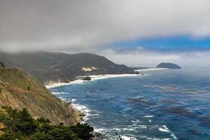 Punto de vista del refugio de nutrias marinas a lo largo de la autopista 1 y Big Sur, California, EE.UU. foto