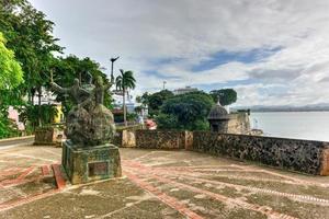 plaza de la rogativa, viejo san juan, puerto rico. la rogativa significa la procesión, que cuenta la leyenda de un obispo católico y sus acompañantes. foto