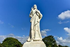 el cristo de la habana, una gran escultura que representa a jesús de nazaret en la cima de una colina con vistas a la bahía en la habana, cuba, 2022 foto