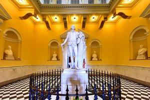 richmond, virginia - 19 de febrero de 2017 - monumento a george washington en la rotonda en el capitolio del estado de virginia en richmond, virginia. foto