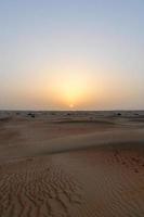 puesta de sol en dubai, emiratos árabes unidos en un safari por el desierto. foto