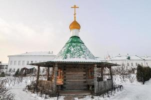 Monasterio spaso-yakovlevsky en las afueras de rostov, rusia, a lo largo del anillo dorado. construido en el estilo neoclásico. foto