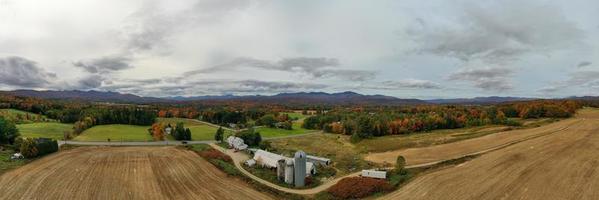 vista aérea de vermont y sus alrededores durante el pico de follaje en otoño. foto