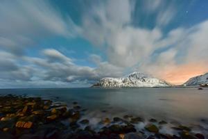 aurora boreal sobre el mar en la playa de skagsanden, islas lofoten, noruega en invierno. foto