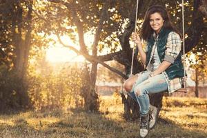 mujer en el parque en el soleado día de otoño foto