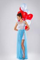 mujer con un hermoso vestido con muchos globos de colores foto