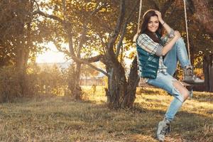 mujer en el parque en el soleado día de otoño foto