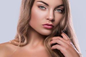 retrato de mujer joven con cabello rizado foto