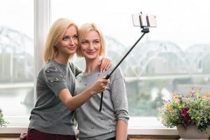 madre e hija tomándose un selfie en casa foto