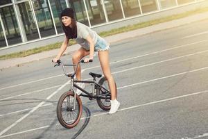 chica joven y sexy con su bicicleta foto