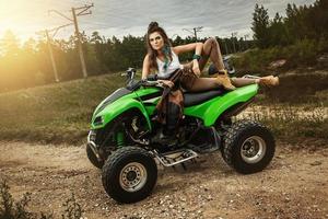 hermosa mujer y atv en el todoterreno foto