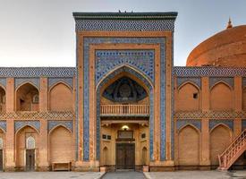 la arquitectura de la madraza de la ciudad vieja y el minarete islam khoja. foto
