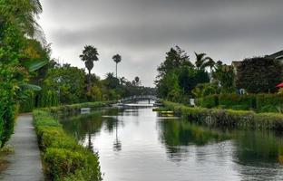 paisaje sereno y pacífico del distrito histórico del canal de venecia, los ángeles, california foto