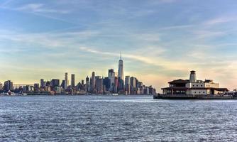 horizonte de la ciudad de nueva york visto desde weehawken, nueva jersey. foto