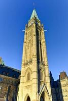 colina del parlamento y la casa del parlamento canadiense en ottawa, canadá durante el invierno. foto