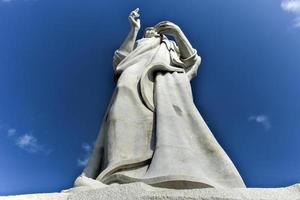 el cristo de la habana, una gran escultura que representa a jesús de nazaret en la cima de una colina con vistas a la bahía en la habana, cuba, 2022 foto