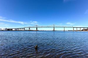 el cruce del puente exterior es un puente en voladizo que se extiende sobre Arthur Kill. el puente exterior, como se le suele llamar, conecta perth amboy, nueva jersey, con staten island, nueva york. foto