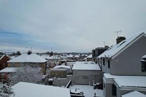 vista de ángulo alto del paisaje y el paisaje urbano de luton del norte cubierto de nieve, imágenes aéreas de la ciudad de luton del norte de inglaterra reino unido después de la caída de la nieve. la 1ra nevada de este invierno de 2022 foto