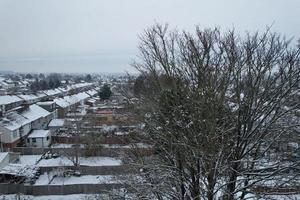 vista de ángulo alto del paisaje y el paisaje urbano de luton del norte cubierto de nieve, imágenes aéreas de la ciudad de luton del norte de inglaterra reino unido después de la caída de la nieve. la 1ra nevada de este invierno de 2022 foto