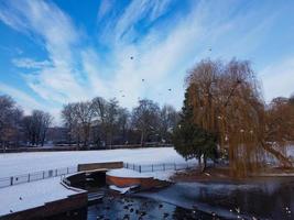 Magnífica vista del parque público local después de la caída de nieve sobre Inglaterra foto