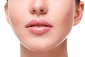 primer plano de hermosos labios femeninos rosados foto