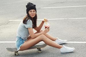 retrato de una chica hermosa con una patineta foto