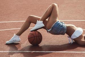 joven mujer sexy con en un patio de baloncesto foto