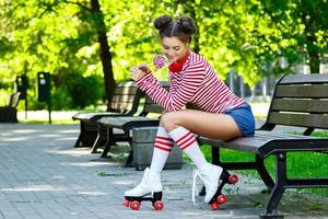 mujer en el patín en el parque foto