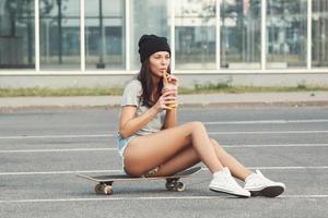 retrato de una chica hermosa con una patineta foto