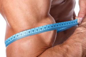 primer plano de un hombre musculoso midiendo sus bíceps