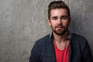 chico guapo con barba y corte de pelo elegante foto