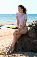 mujer en la playa con camisa translúcida foto