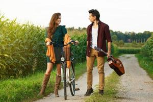 pareja joven está caminando por la carretera rural foto