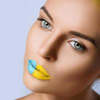 Primer plano de rostro femenino mujer con labios coloridos foto