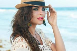 bella mujer con sombrero en la playa foto