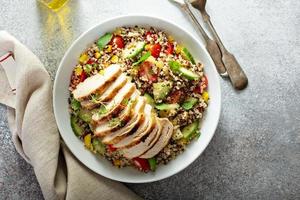 Ensalada de tabulé de quinoa fresca con pollo a la parrilla foto