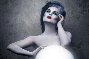 mujer en maquillaje creativo y arte corporal a imagen de un adivino foto