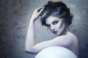 mujer en maquillaje creativo y arte corporal a imagen de un adivino foto