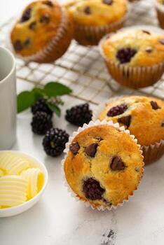 muffins de moras y chispas de chocolate, receta de verano foto