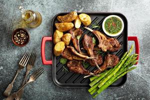 chuletas de cordero a la plancha con espárragos y patatas foto