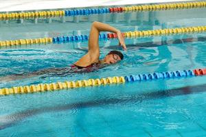 nadadora profesional durante su entrenamiento en la piscina foto