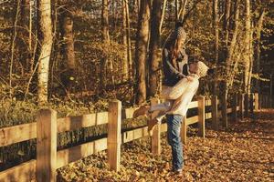 pareja joven en el parque en el soleado día de otoño foto