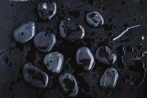 primer plano de rocas calientes negras para masaje con piedras foto