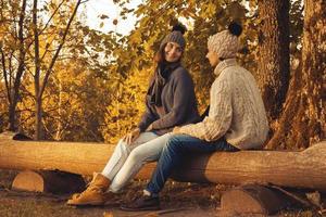 pareja joven y feliz en el parque de otoño foto