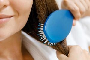 Primer plano de cabello femenino con cepillo para el cabello foto