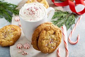 galletas de menta con chocolate blanco horneadas para navidad foto