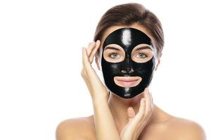 mujer con máscara negra purificadora en la cara foto